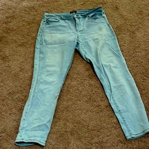 DKNY Light wash, skinny leg Jeans - size 31